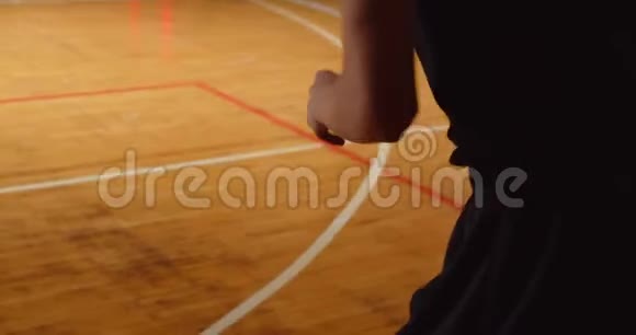 两名年轻的篮球运动员进行篮球比赛业余选手进行场地运动球拍剪影运球防守视频的预览图