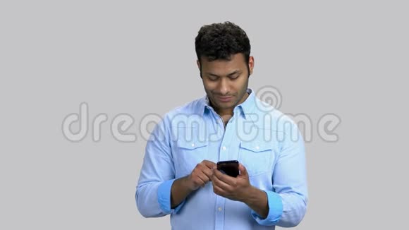 深色皮肤男人在智能手机上拍照的肖像视频的预览图
