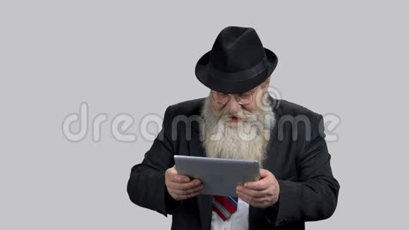 兴奋的老商人与平板电脑视频的预览图