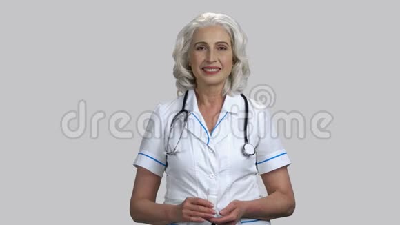老女医生推荐一瓶药视频的预览图