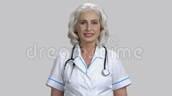 老年女医生戴听诊器的肖像视频的预览图