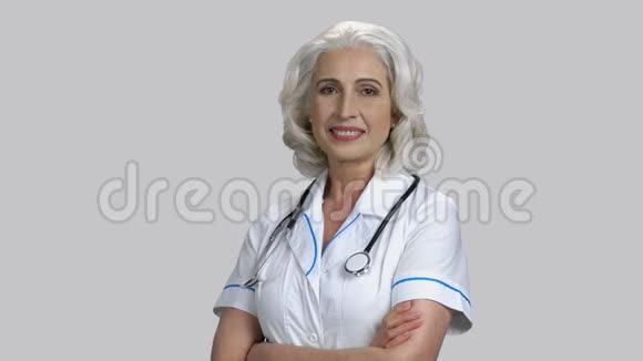 老年女性双臂交叉视频的预览图