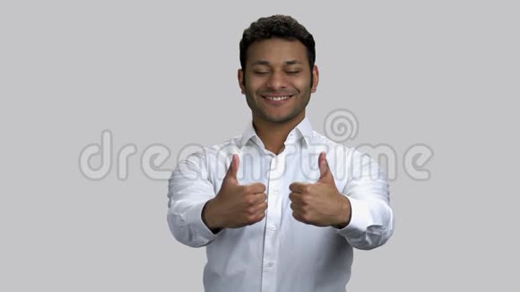 快乐年轻的印度教男人的肖像都竖起了大拇指视频的预览图