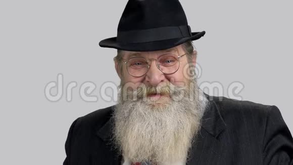 特写肖像老人长胡子穿西装戴帽子视频的预览图