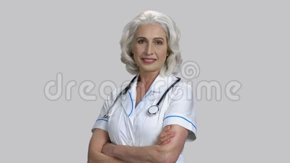老年女性穿着听诊器交叉双臂视频的预览图