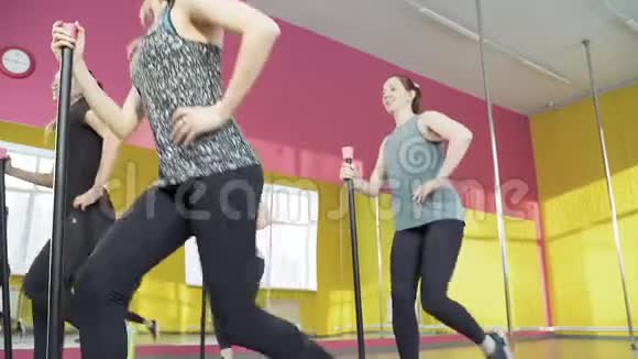 在健身室里做普拉提运动的一群妇女的腿部特写视频的预览图