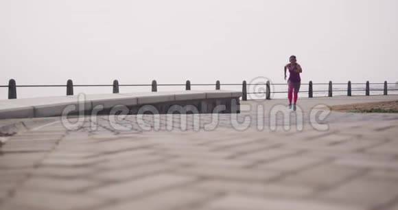 在码头上奔跑的白人女人视频的预览图