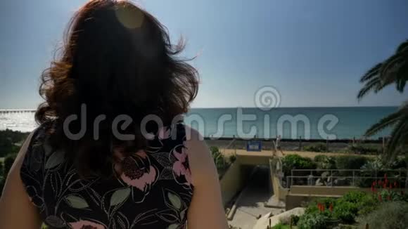 加州圣克莱门特林达莱恩公园的幸福女人后景视频的预览图