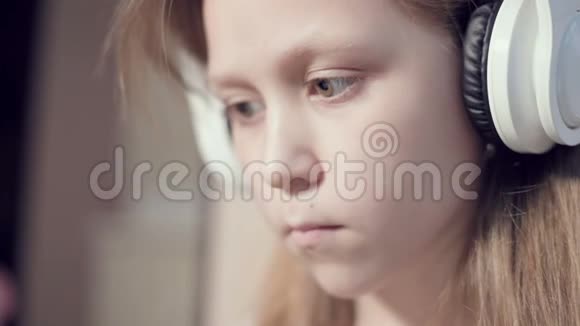 一个10岁的大白严肃而冷漠的女孩的一张匆忙的肖像特写视频的预览图