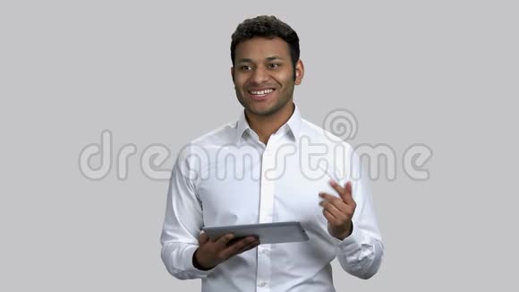 用平板电脑描绘年轻的亚洲商务演说家视频的预览图