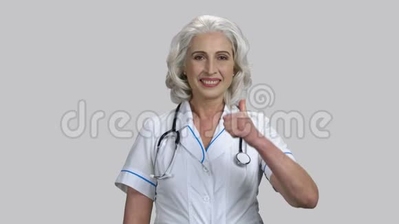 年长的女医生伸出大拇指视频的预览图