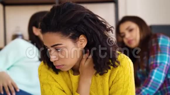 在家里支持忧郁的黑人女孩的朋友们视频的预览图