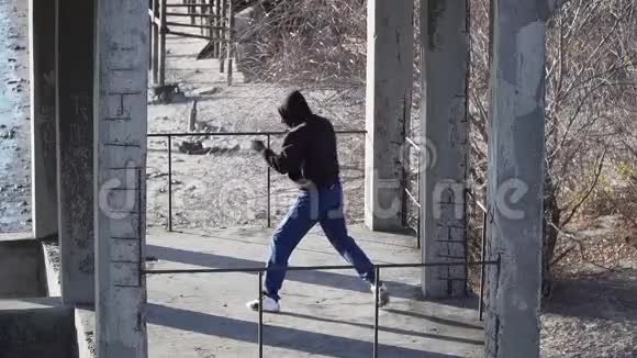 盖伊波克在露天的废弃建筑里训练锻炼影子拳击拳击和武术视频的预览图