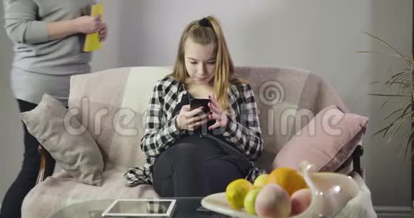 不满的青少年使用智能手机作为她无法辨认的母亲或祖母来给她的画像视频的预览图