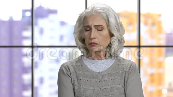 悲伤沮丧的老太太的肖像视频的预览图
