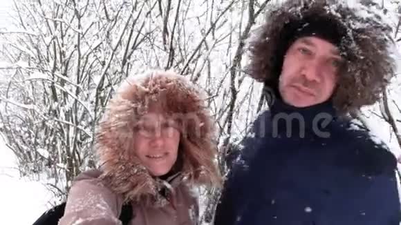 中年男女摇树雪视频的预览图