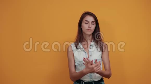 身穿白衬衫的年轻女子双手拥抱自己闭上眼睛视频的预览图