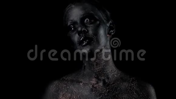 时尚艺术彩色黑色皮肤女人脸肖像特写模特少女搭配节日黑色专业妆容视频的预览图