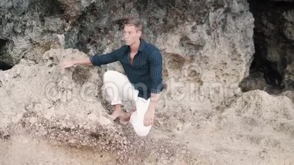 光着脚的人穿着白色裤子在石灰石附近视频的预览图