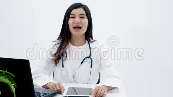 4K在线医生咨询亚洲医生直接与摄像机通话通过视频电话咨询在线病人视频的预览图