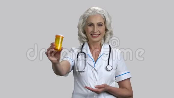 老女医生推荐可以吃药视频的预览图