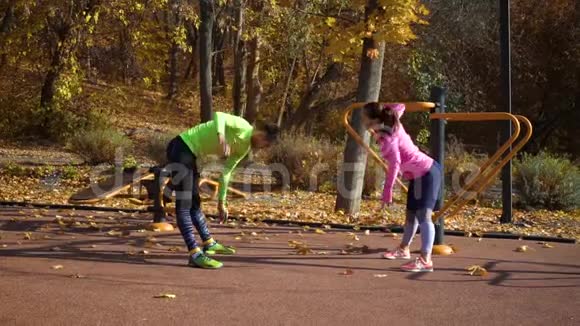 秋日阳光明媚的一天一家人在运动场上尽情活动视频的预览图