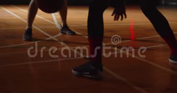 两个年轻的篮球运动员打篮球比赛业余爱好者大厅体育球拍运球耐力晚上结束视频的预览图