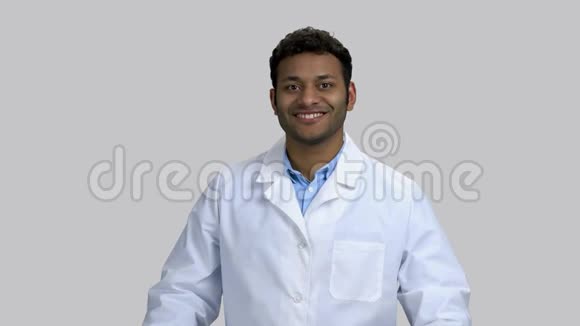 年轻的深色皮肤男医生戴上听诊器视频的预览图