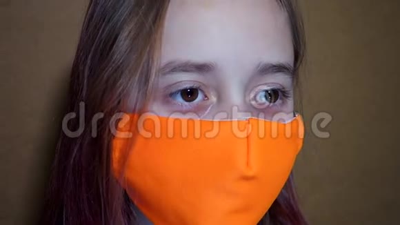 戴着面罩的青少年咳嗽冠状病毒和流感流行概念女孩戴着面具站在黑暗中眨眼视频的预览图