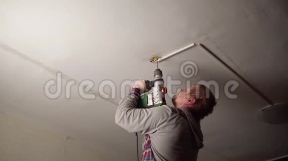 人在房间的天花板上安装吊灯视频的预览图