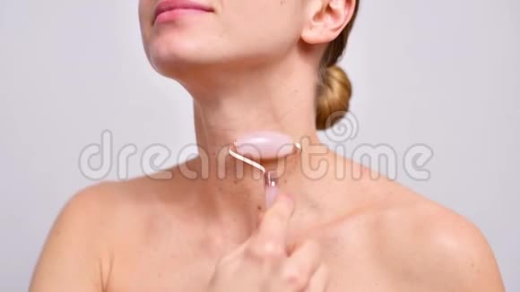 女人用玉面滚轴按摩脖子视频的预览图
