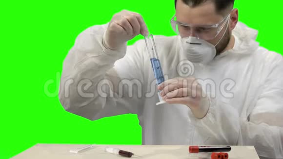 年轻科学家在试管中搅拌蓝色液体视频的预览图