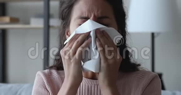 生病的年轻女子打喷嚏打鼻涕视频的预览图