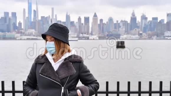 冠状病毒纽约带防毒罩的妇女视频的预览图