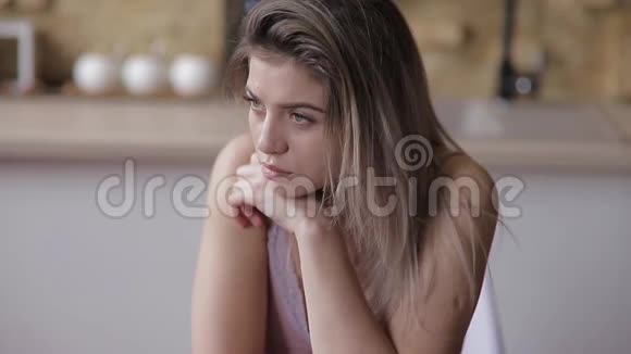 心情不好的女人悲伤绝望的年轻女孩视频的预览图