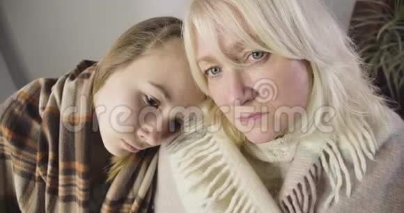 白种人老女人和年轻女孩坐在沙发上流鼻涕的极端特写生病的祖母和视频的预览图