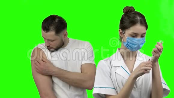 年轻的女医生给一个男人接种病毒疫苗视频的预览图