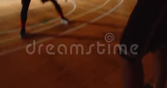 近场篮球比赛两个人带球摔跤对峙球篮晚上训练视频的预览图