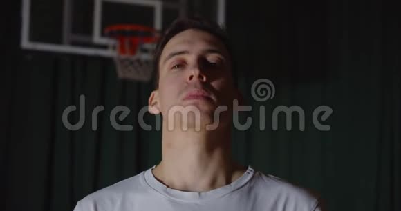 特写一幅广受欢迎的白种人篮球运动员画像在背景上玩篮球严肃自信的样子视频的预览图