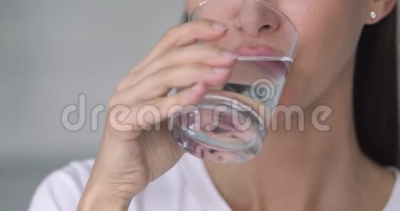 年轻女子喝着一杯新鲜的纯静水视频的预览图