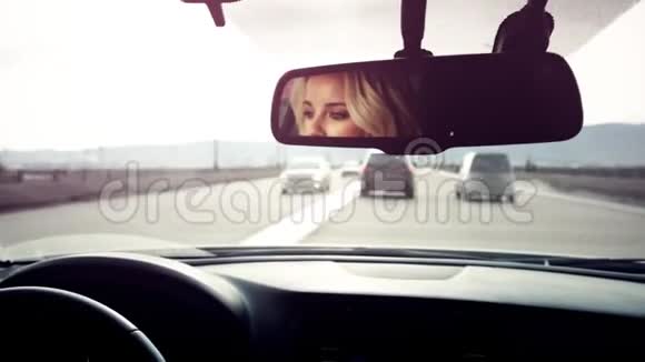 在高速公路上开车的女人视频的预览图