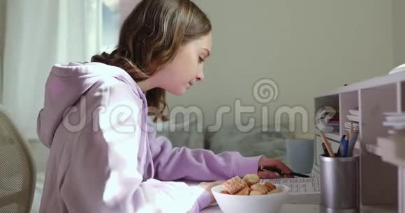 少女在家学习时打喷嚏儿童流感概念视频的预览图