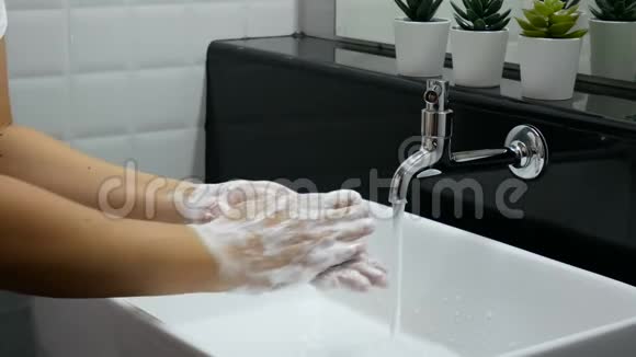 4K个人卫生洗手用肥皂彻底搓手肥皂有很多气泡用来清洗和消毒视频的预览图