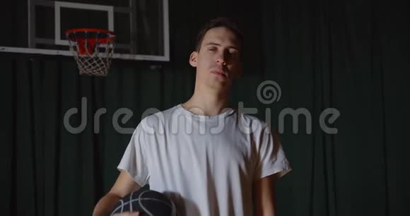 流行的高加索人篮球运动员在背景上打篮球的肖像严肃自信的样子白色T视频的预览图