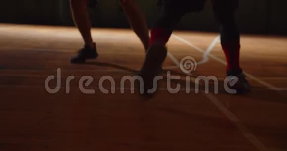 两名年轻的篮球运动员进行篮球比赛业余选手进行大厅体育球拍运球视频的预览图