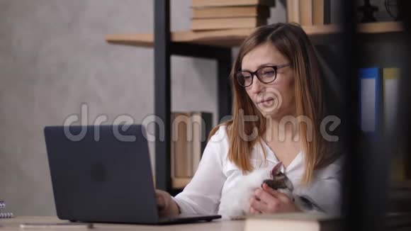 一天又一天在笔记本电脑上头痛的工作过度的女人视频的预览图