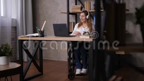 戴耳机在办公室唱歌的残疾妇女视频的预览图