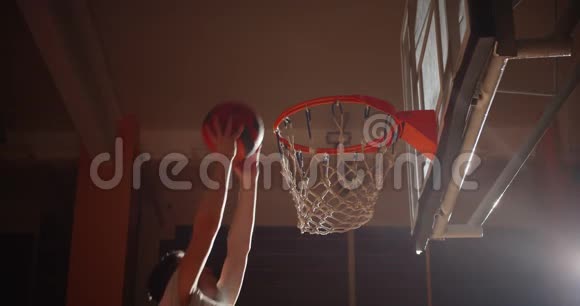 篮篮篮球满贯白种人球员跳跃光线视频的预览图