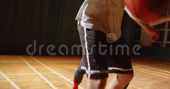 近战对抗两名篮球运动员运动耐力进攻防守夜间体育比赛大厅进攻视频的预览图