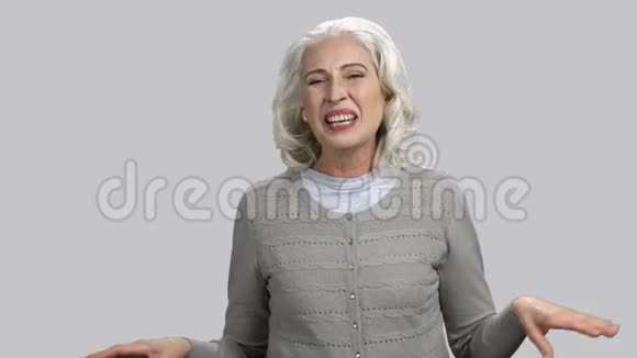 退休老太太大声笑出来的肖像视频的预览图